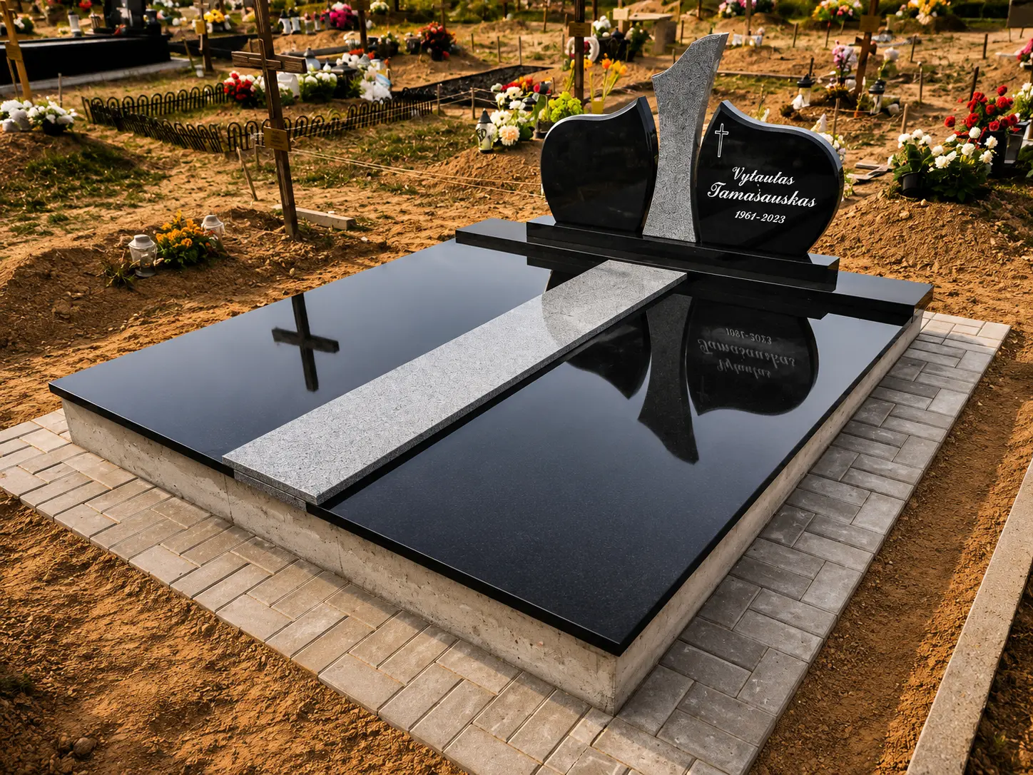 Juodo granito antkapis su pilko granito juosta ir moderniu paminklu