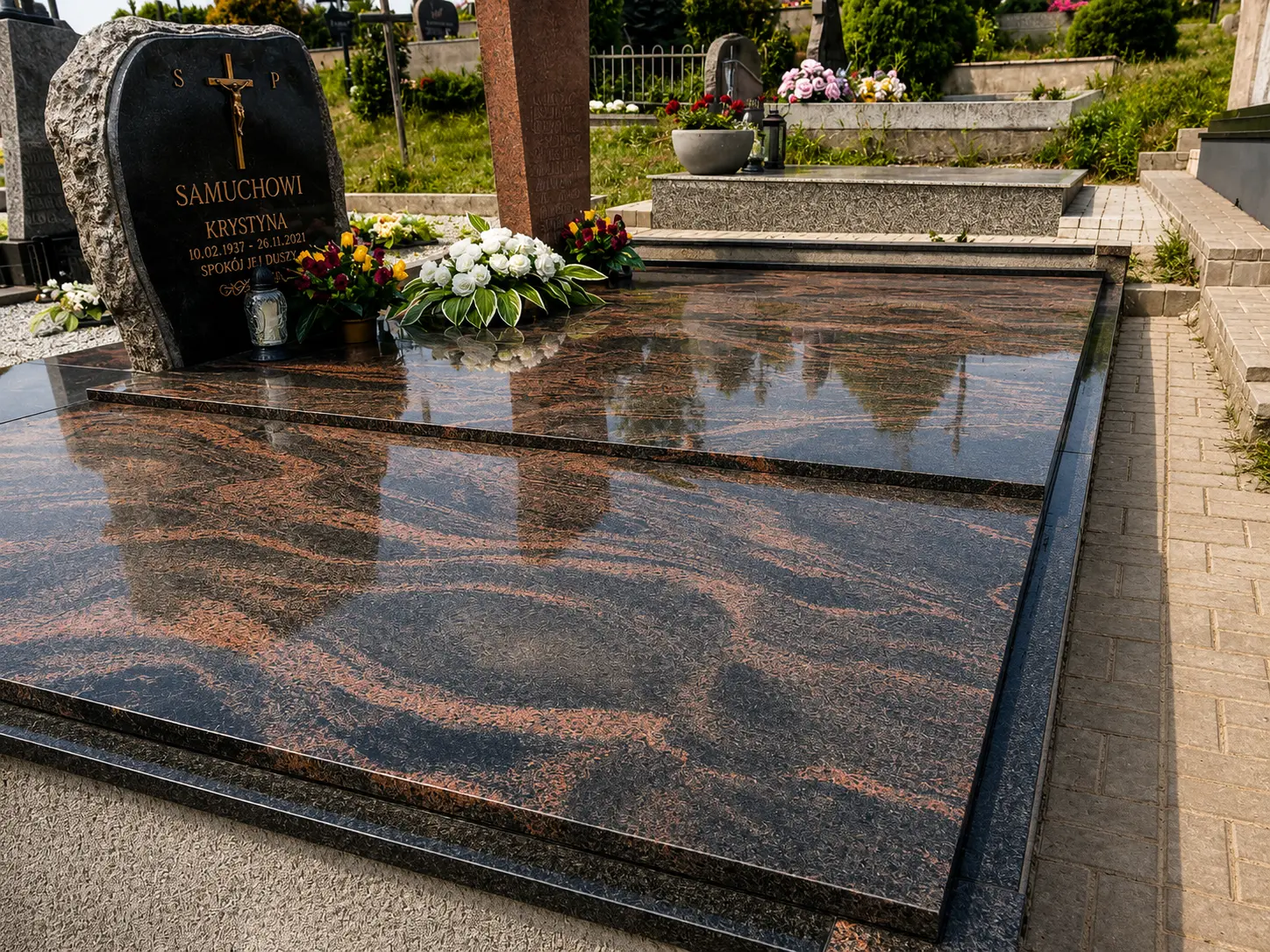 Poliruoto rudo ir juodo granito kapavietė su klasikiniu paminklu